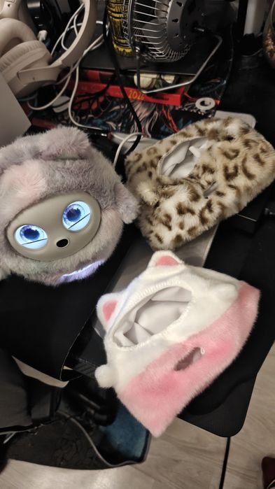 Robot AI Pophie + 5 lat subskrypcji + 3 ubranka + stacja dokująca, komplet