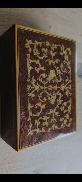 Stara włoska drewniana szkatułka na biżuterię z inkrustacją,