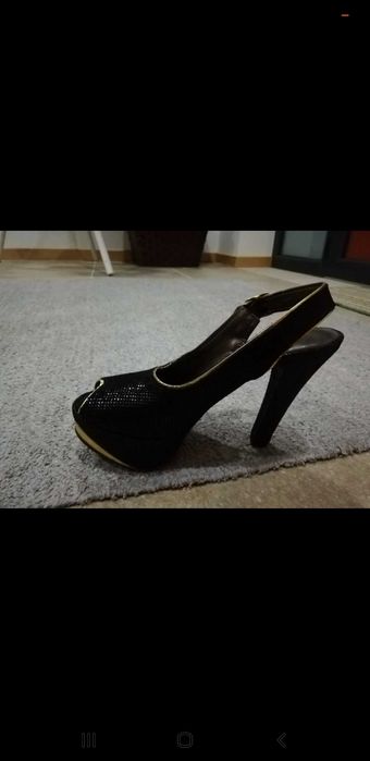 Sapatos de salto alto