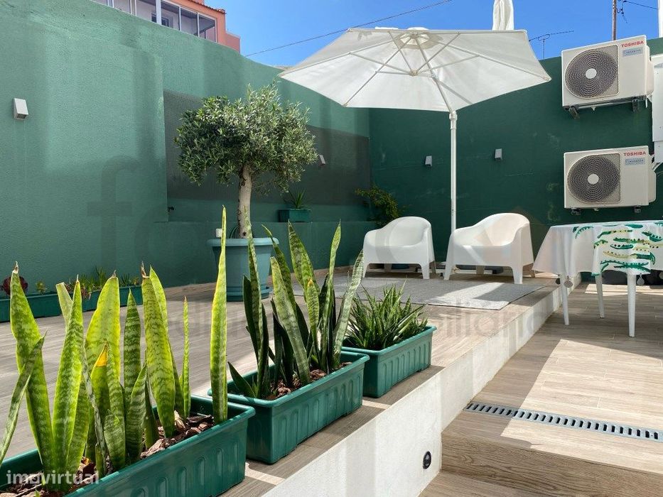 T2 Remodelado Com Terraço Alto da Parede