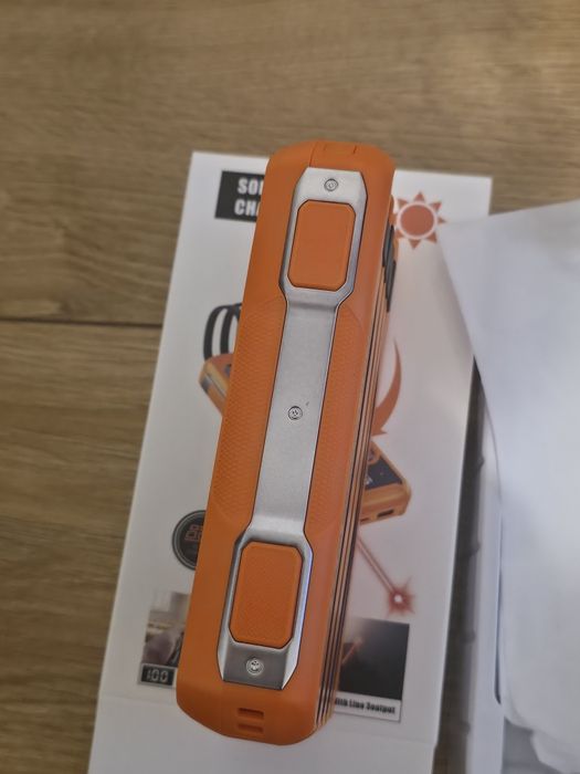 Powerbank Solarny 20000mAh 4 kable usb C, usb A, iphone, micro usb