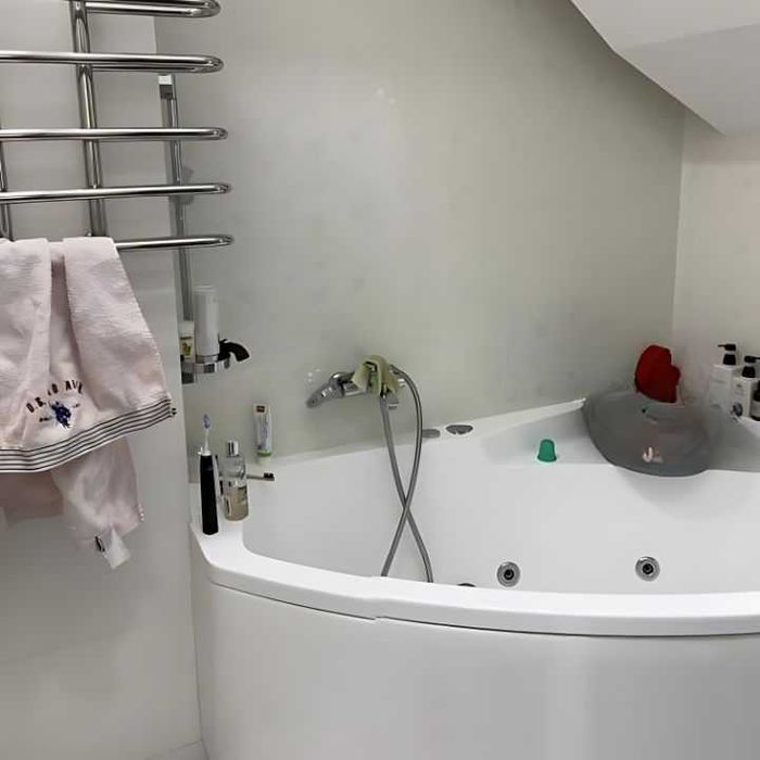 Продається 4-кімнатна квартира в центрі