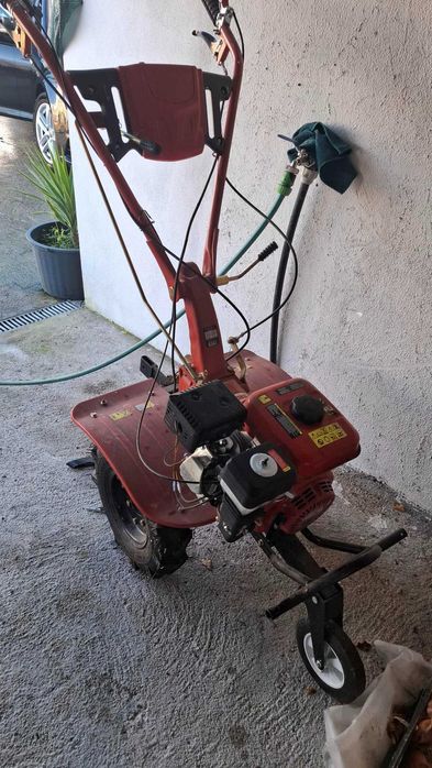 Moto enxada seminovo, com pouco uso