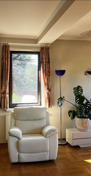 Rewelacyjny bialy fotel z podnóżkiem