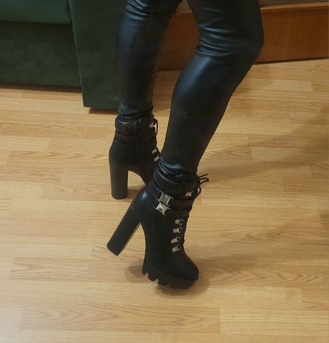 Ботинки на высоком каблуке