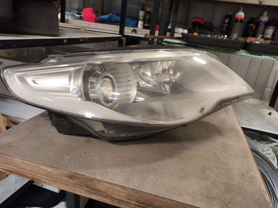 Passat CC 2008 rok lampa prawa przednia
