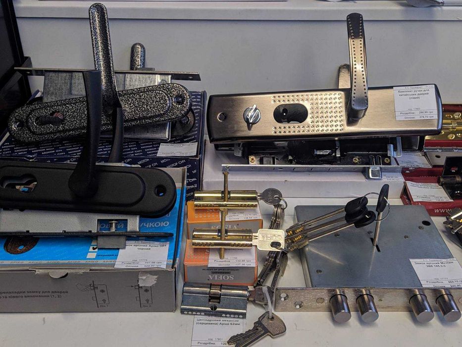 Замок врізний,навісний,! Сердцевина, шпінгалет! ручки на вхідні двері!