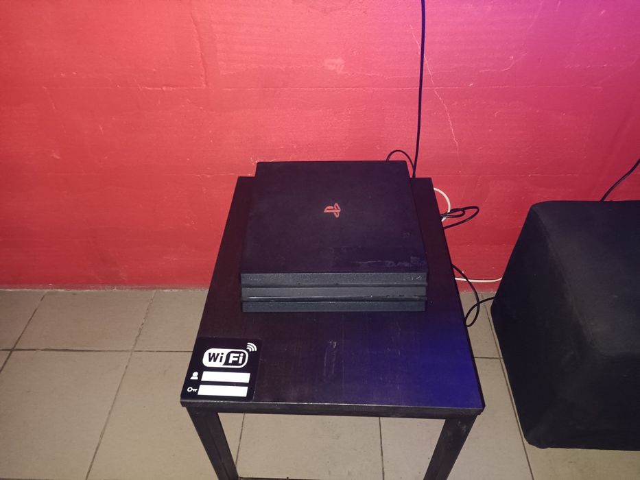 Playstation 4 обычная, с 1 джойстиком