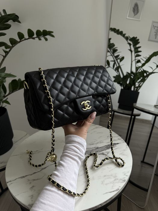 Популярна сумка в стилі шанель chanel стьобана трендова сумочка в золотій фурнітурі