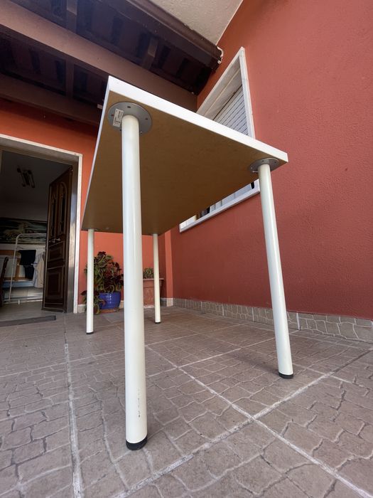Secretaria /mesa IKEA 120x60cm com pés.