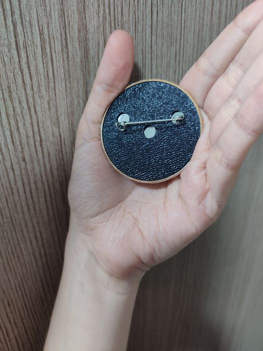 Значок 18+  продам