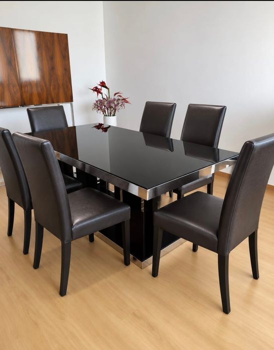 Mesa de Jantar em Inox com 6 cadeiras em pele.