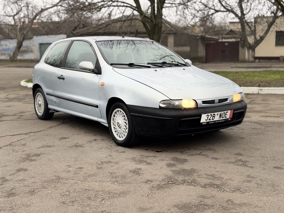 Продам Не большой шустрый Автомобиль!
FIAT BRAVO - SХ •
Технически Автомобиль Супер !
Мотор 1.4 - 16 Valve , инжектор - Едет очень шустро и экономно , работает ИДЕАЛЬНО ! 
Коробка Работает отлично!
По ходовой Без Единого постороннего Стука !
По кузову гнили нету , По косметике лак местами полез На езду никак не влияет !
Салон Ухожен !
Кондиционер работает !
Печка греет что сумасшедшая !
Гур !
Стекло подъемники !
Линзы !
Музыка !
Цент замок !
Ошибок нету !
На хороших Дисках и Резине !
В ходу Очень прикольный Автомобиль готов к любым нагрузкам !
Смотреть в Николаеве !
Только Загнана , Если нужно АКТ Напишут Без Проблем !