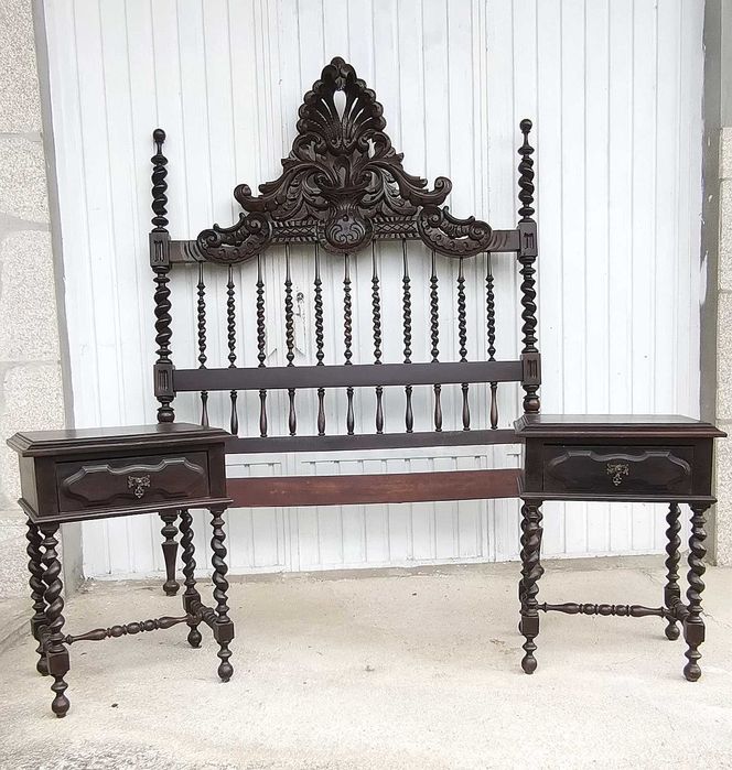 Cama antiga de madeira trabalhada.