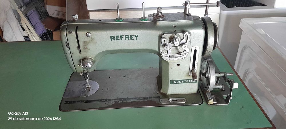Máquina de costura Refrey 430