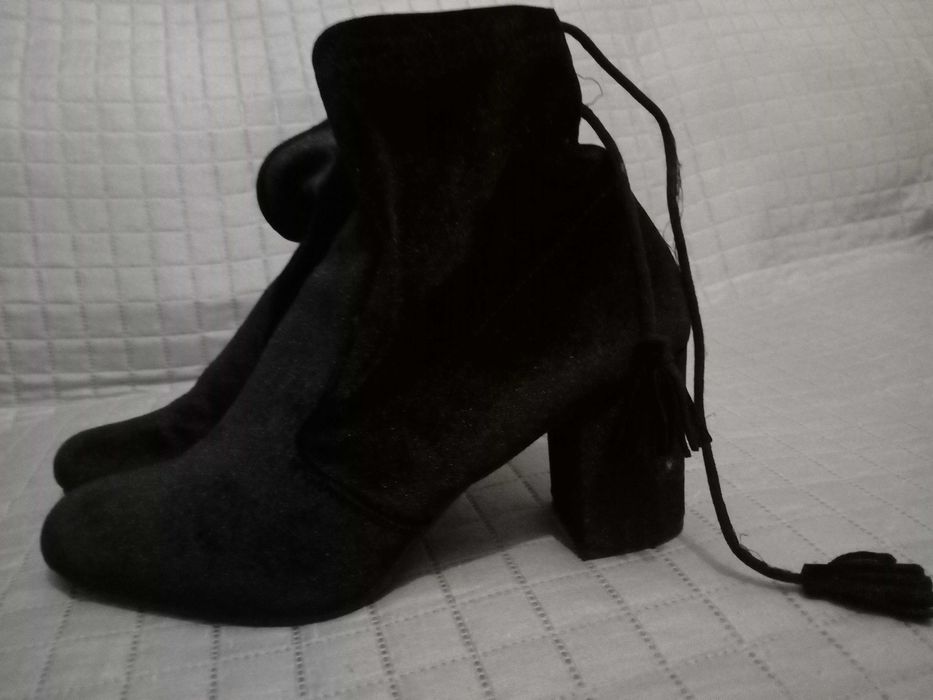 Botas pretas de camurça, com salto alto - N.º 39
