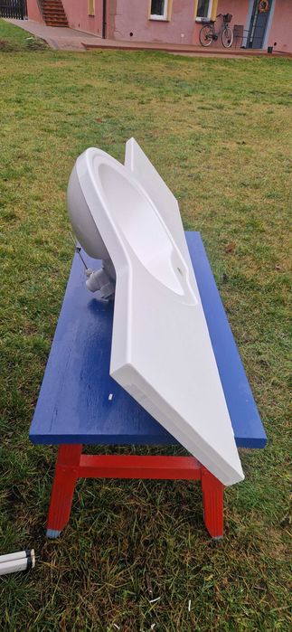 Umywalka ceramiczna 146,5 cm. x 52,5 cm.