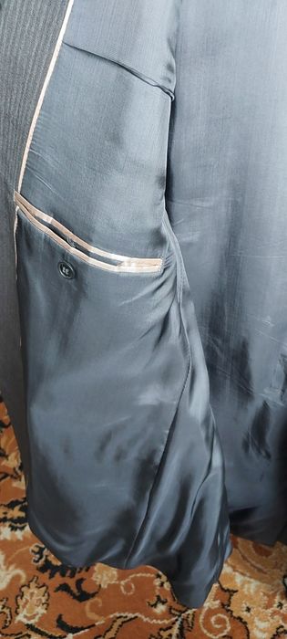 Lekki, elegancki męski garnitur