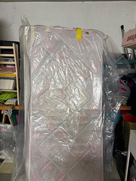 Cama gavetão castanha com colchões