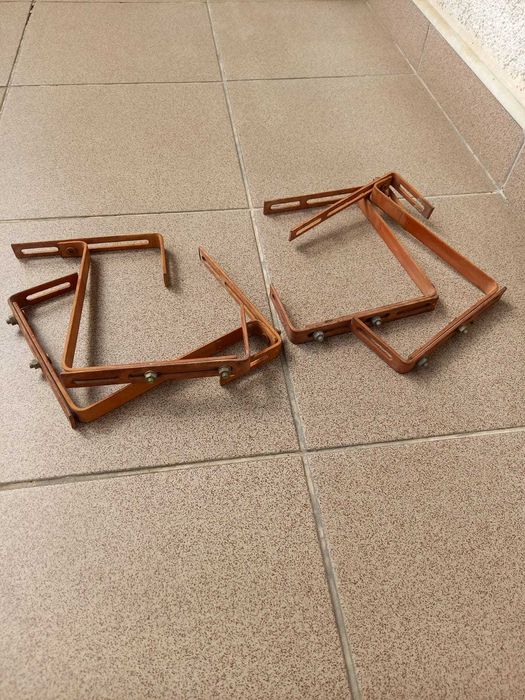 Używane uchwyty - haki do skrzynek balkonowych