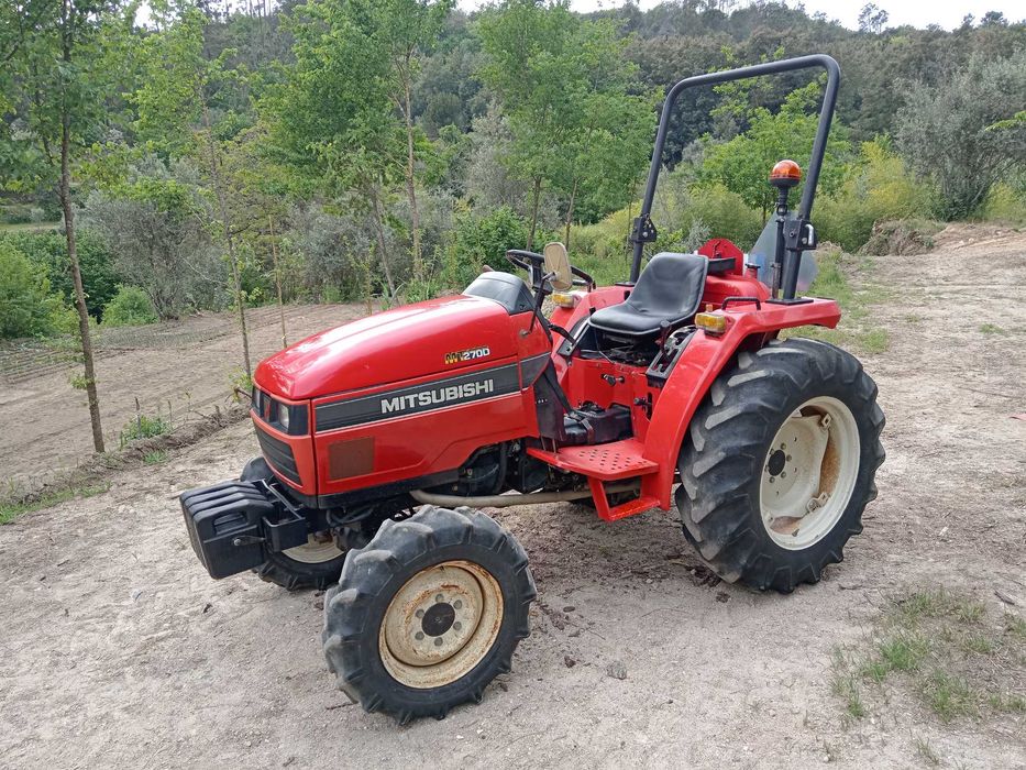 Trator com alfaias e reboque