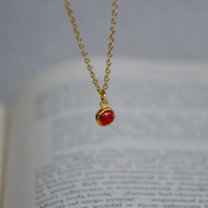 Wisiorek mini z czerwoną gipsówką