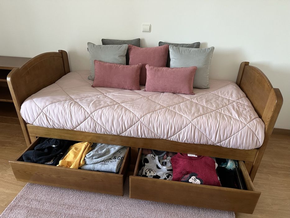 Cama de solteiro e armario em carvalho maciço