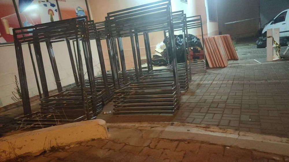 150 expositores de roupa