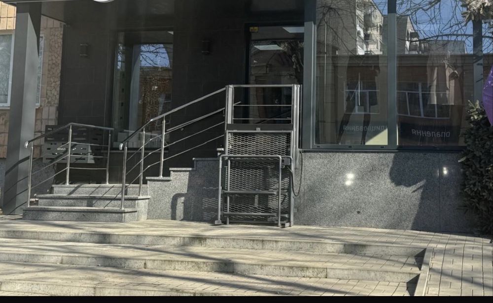 Оренда фасадного приміщення по вул.Відродження