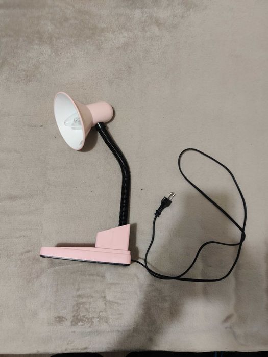 Candeeiro cor-de-rosa com cabo