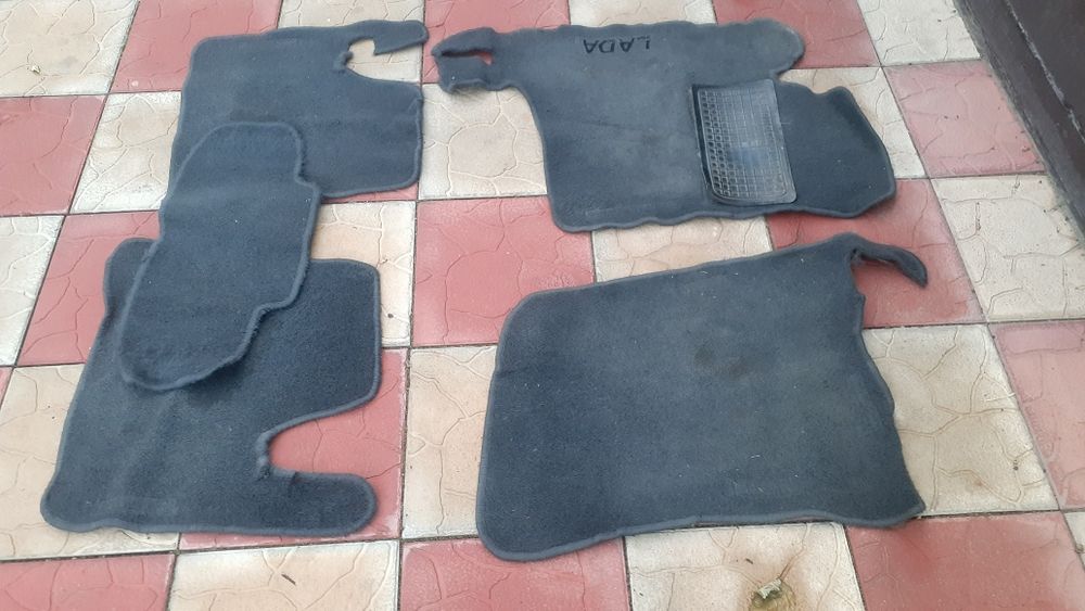 Комплект ворсових килимків чорного коліру з логотипом на ваз 2110,11,1