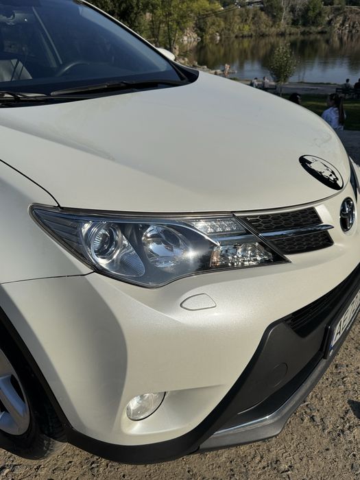 Автомобіль Toyota RAW 4