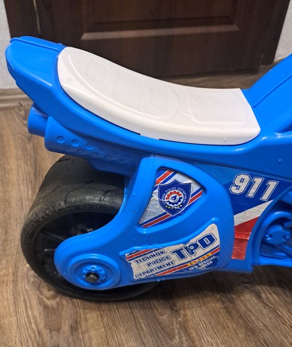 Мотоцикл-толокар у поліцейському стилі