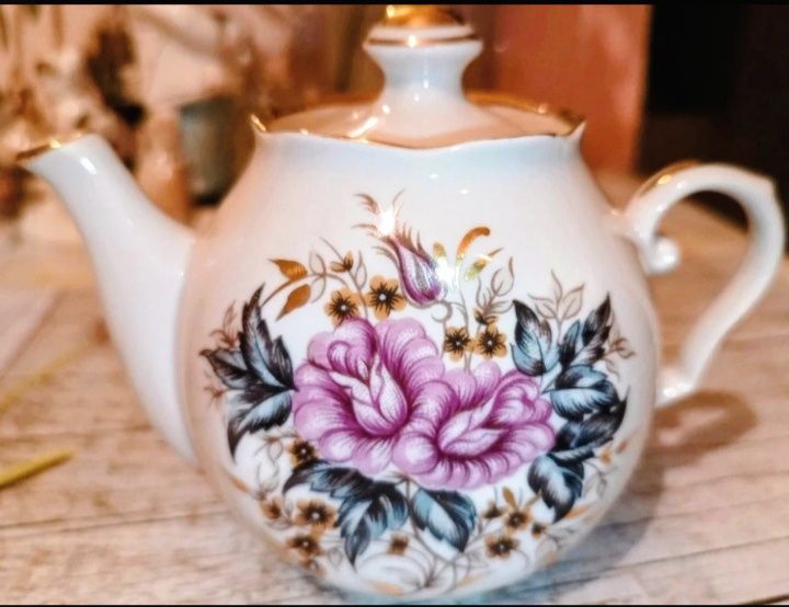 Porcelanowy imbryk z masą perłową ze złoceniami z ZSRR