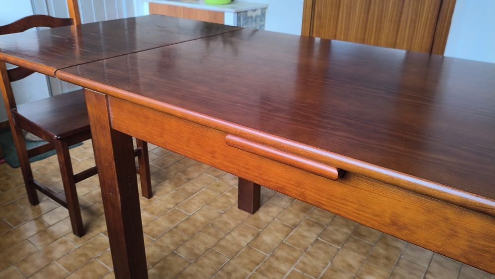 Mesa extensível de madeira em mogno com 6 cadeiras