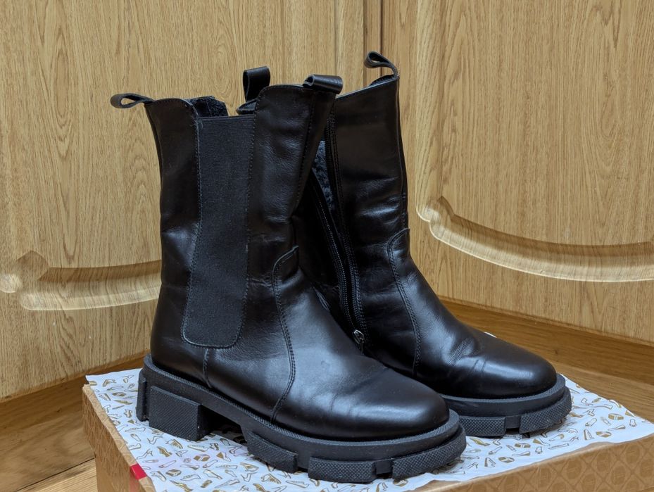 Продам жіночі високі черевики.
