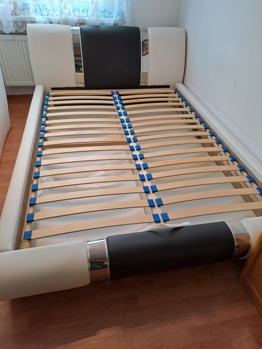 Stylowe lozko  do sypialni w bardzo dobrym stanie.