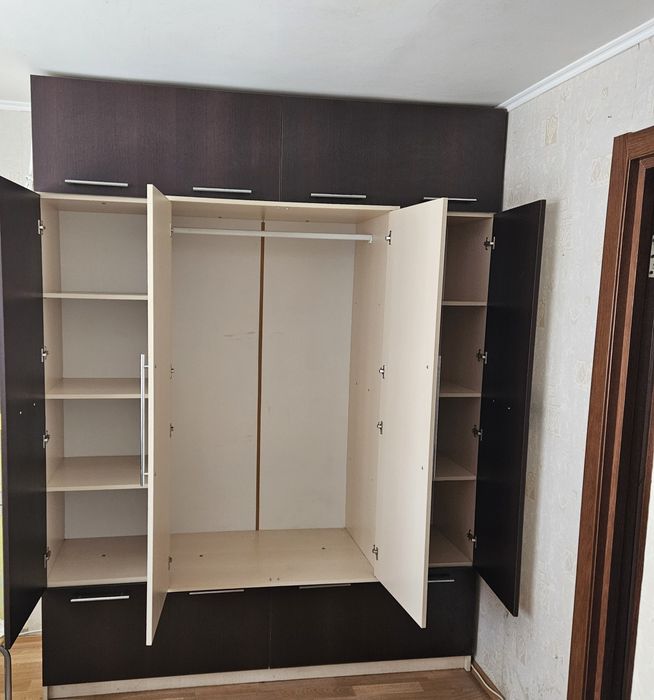 Шафа розпашна для спальні або вітальні