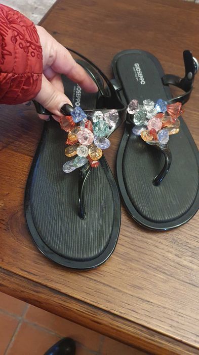 Sandálias novas , nunca usadas, lindíssimas.