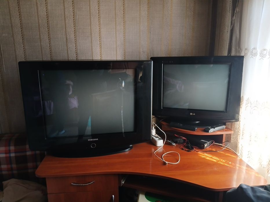 2 телевізори SAMSUNG та LG