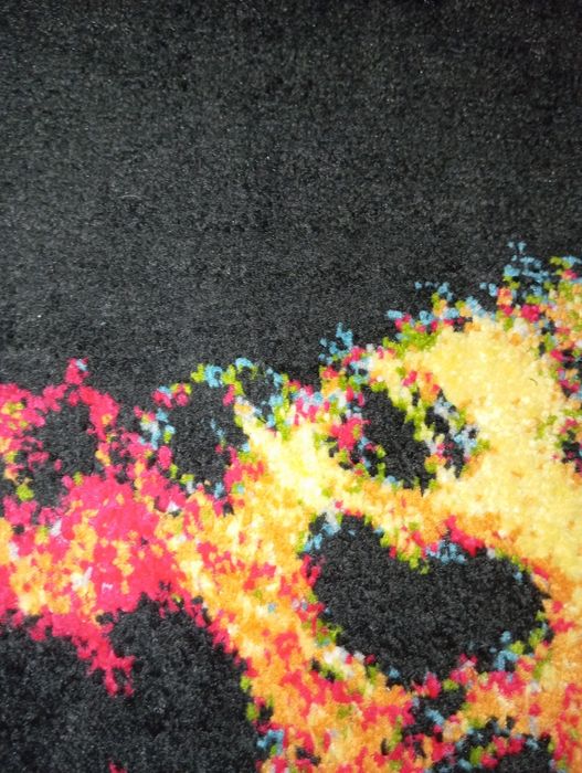 Dywan czarny z kolorową panterą