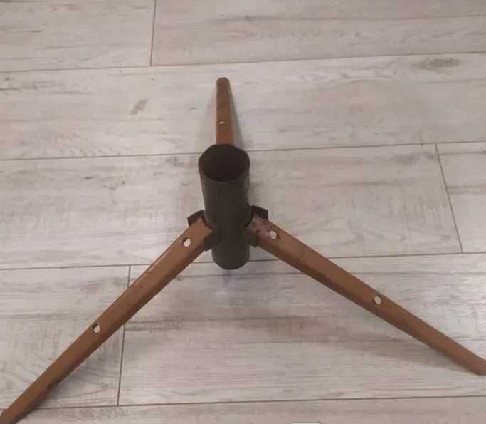 Металева підставка, кріплення під ялинку.