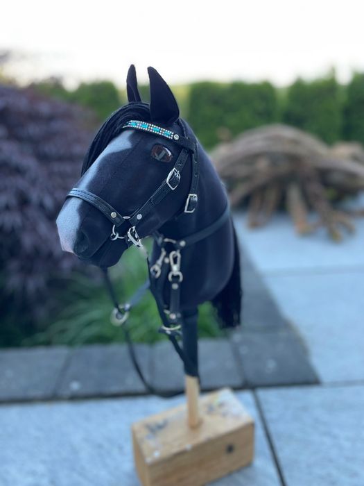 Hobby Horse - konik na kuiju z ogłowiem, napierśnikiem i wytokiem