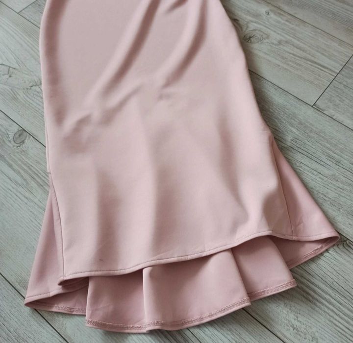 Chi Chi London pudrowo różowa sukienka midi z koronką elegancka