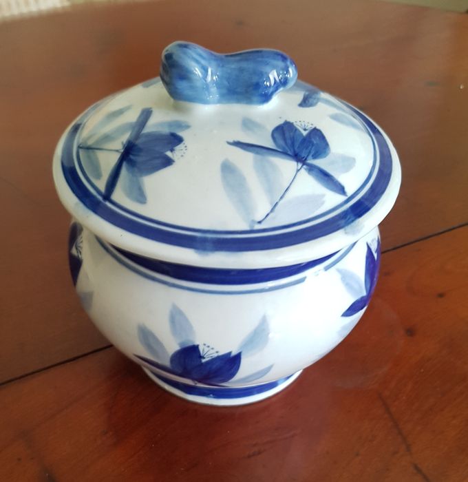 Pote em azuis com tampa