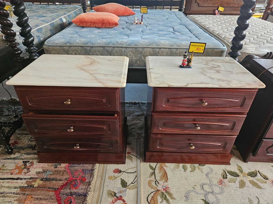 Excelentes mesas de cabeceira em madeira com tamp