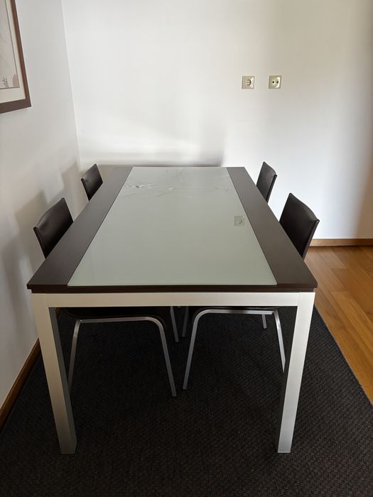 Mesa de Jantar e 4 cadeiras