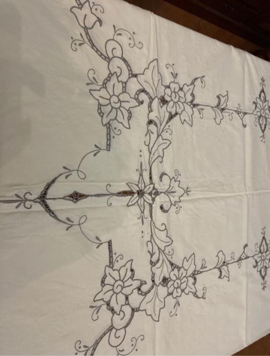 Toalha bordada com 12 guardanapos