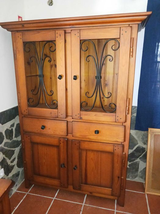 Aparador alto de madeira maciça e móvel de televisão do conjunto. Bom estado de conservação.