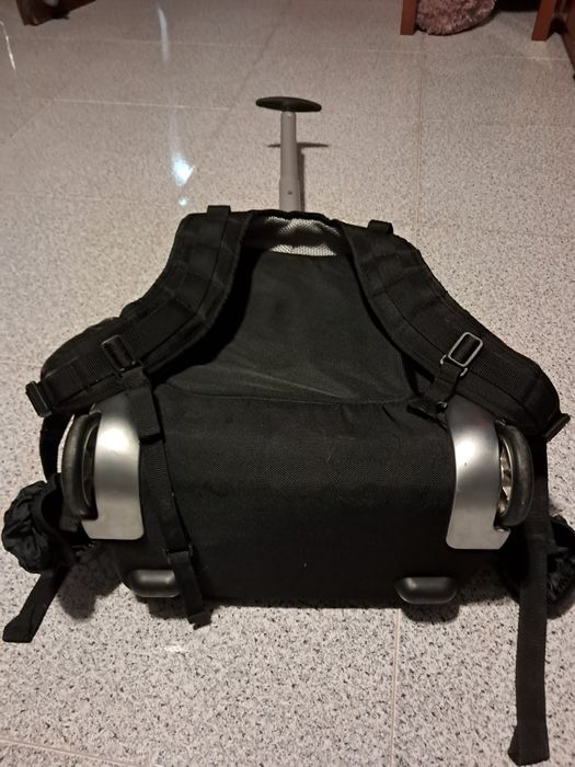 Mochila com trolley acolchoada com várias bolsas como nova